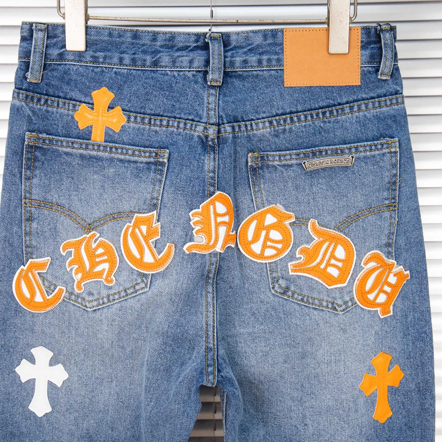 P260 Chrome Hearts light blue pants, Sanskrit yellow and white patchwork leather jeans. CH jeans need to be washed before being dismantled and then hand-stitched with sheepskin cross leather and then spliced ​​together. The whole piece has too many craftsmanship to explain. The patchwork is decorated with cross flowers, and the high-waisted washed jeans! ! Absolutely high-end luxury products, god-level single products and super popular products, made with top heavy industry, a must-see magic weapon. Customized hardware. The fabric is thick and soft after washing. It has good breathability. Customized small leather label. Unique design. The details are simple and elegant, and the workmanship is exquisite. The entire trousers are neatly routed and the details are in place! It’s so cool that both men and women can easily control the genderless trend! Style number: 1804# Color: blue Size: 28 30 32 34